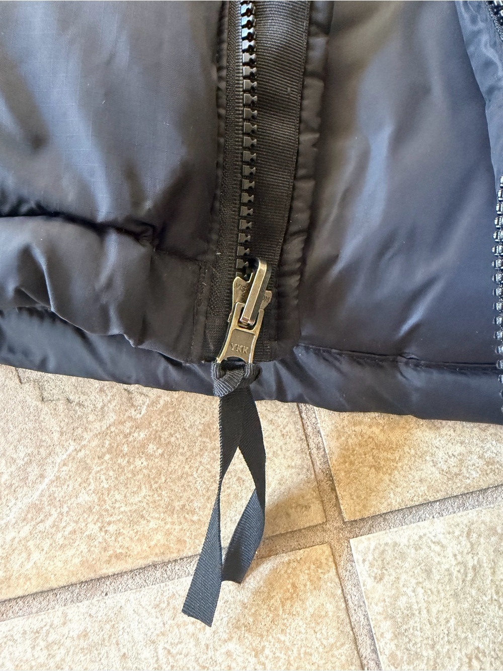 The North Face Puffer Jacket MEDIUM - Picture 4 of 5